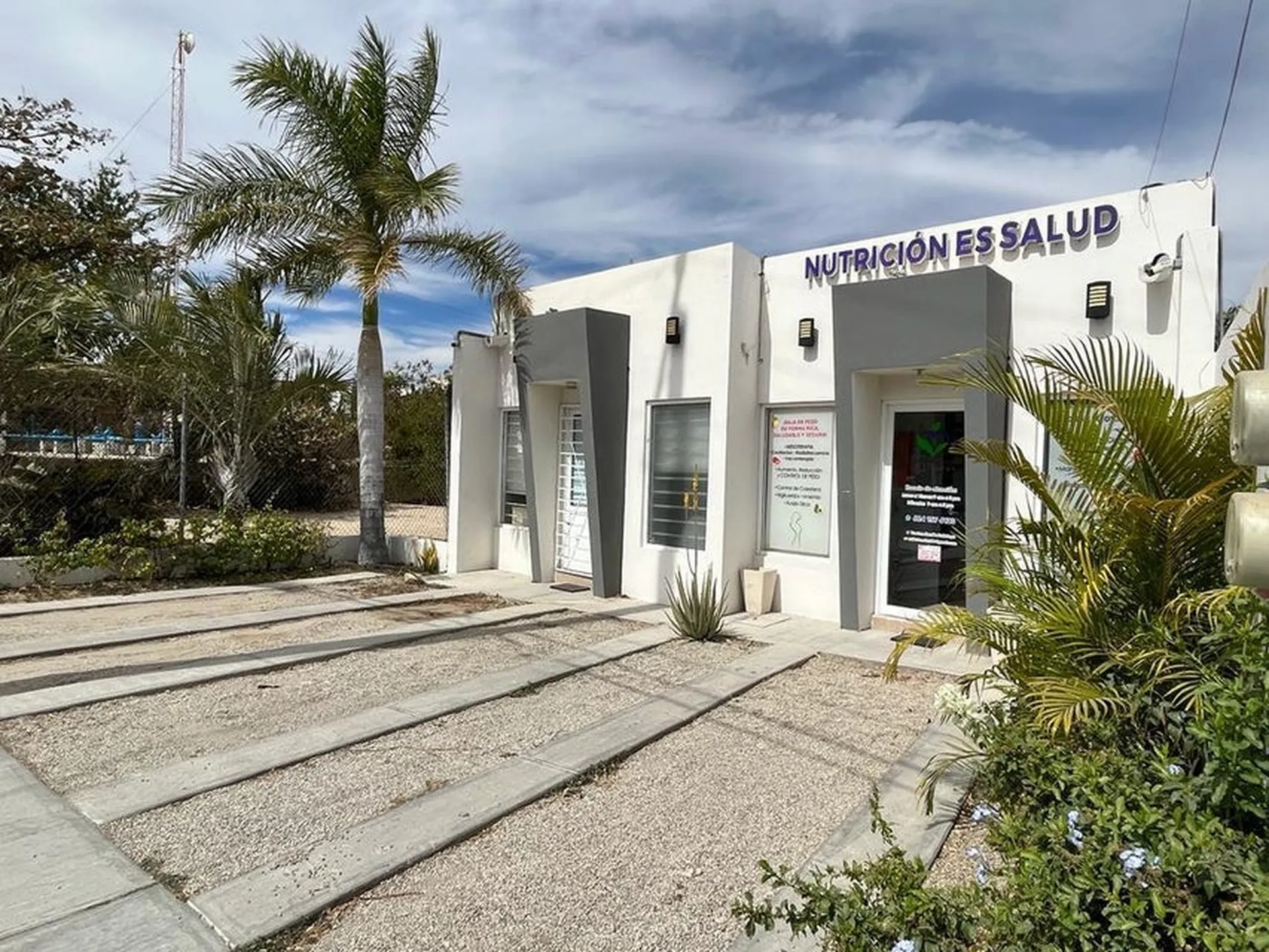 If your business needs exposure, this is it! Unique double frontage lot of 422 M2 of land with two commercial premises operating already